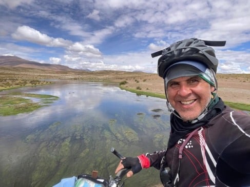 Ciclista de Marília marca retorno após volta o mundo em bike