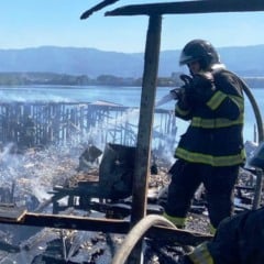 Incêndio atinge até cem moradias em comunidade de Santos
