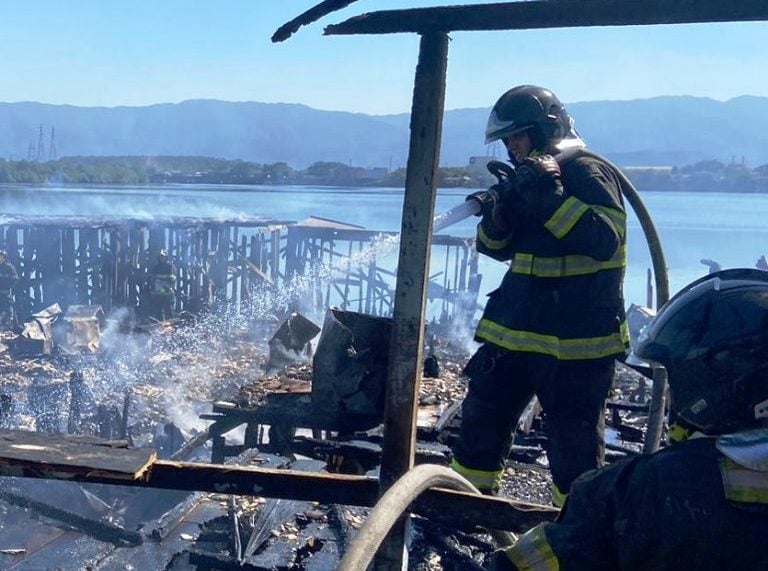 Incêndio atinge até cem moradias em comunidade de Santos