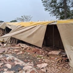 Acidente com carreta espalha carga de cerâmica na SP-333