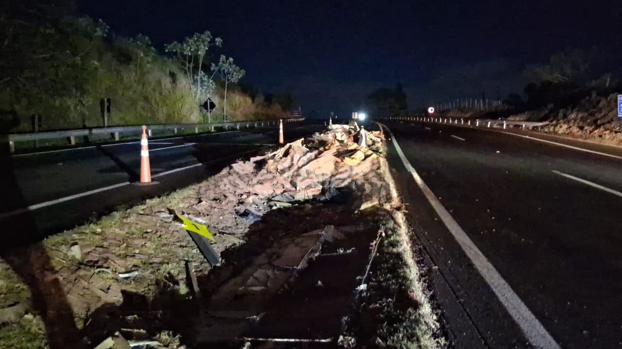 Acidente com carreta espalha carga de cerâmica na SP-333