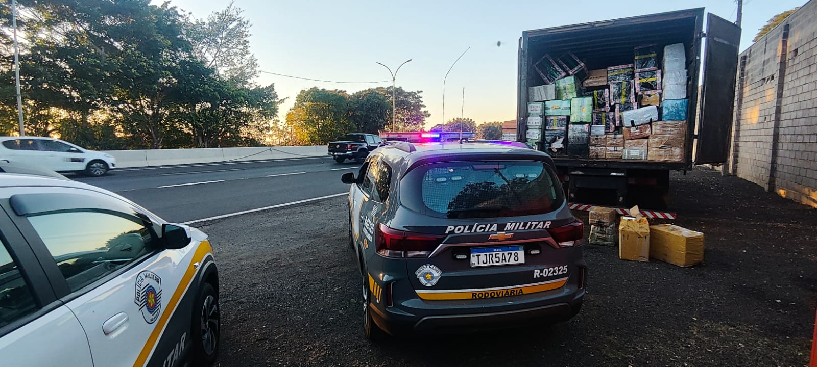 Polícia apreende sete toneladas de importados na SP-294 em Pompeia