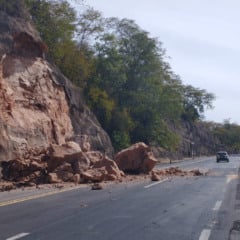 Deslizamento de pedras interdita pista na BR-153 em Marília