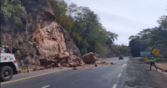 Deslizamento de pedras interdita pista na BR-153 em Marília