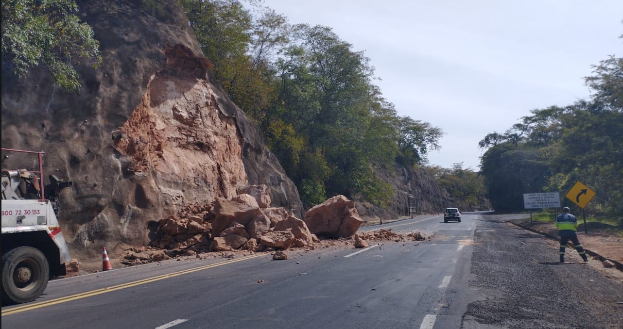 Deslizamento de pedras interdita pista na BR-153 em Marília