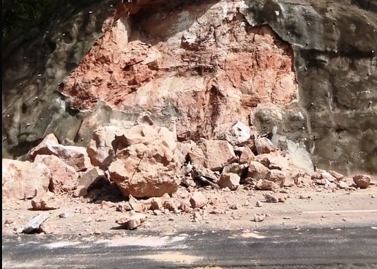 Deslizamento de pedras interdita pista na BR-153 em Marília
