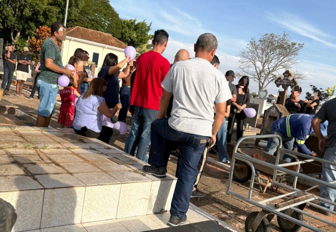 Vídeo mostra fuga de agressor após feminicídio; despedida tem balões