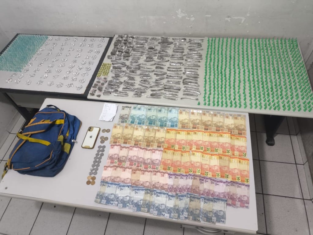 Ronda flagra adolescente com 1.700 porções de drogas para venda