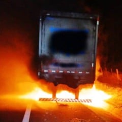 Fogo destrói carreta após estouro de pneu em Marília