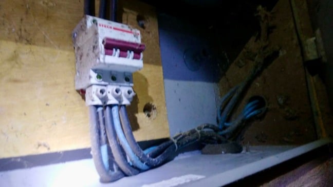 Furto de fios suspende atividades em farmácia municipal