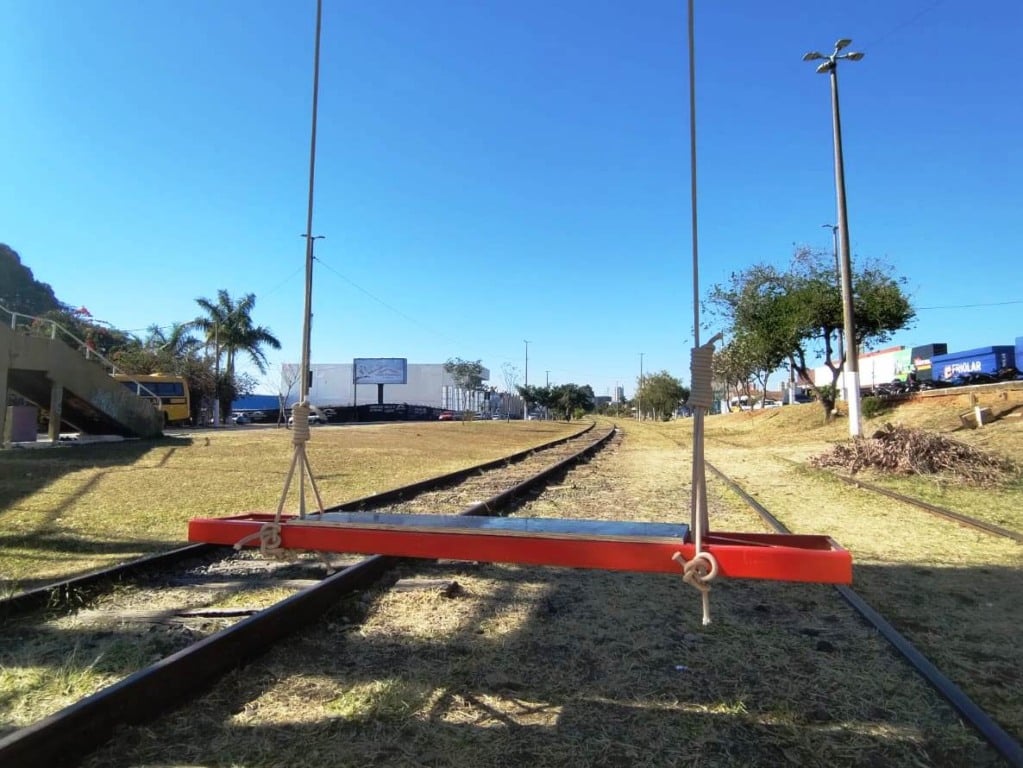Passarela sobre ferrovia ganha balanço, esporte e vida em Marília