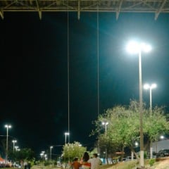 Passarela sobre ferrovia ganha balanço, esporte e vida em Marília