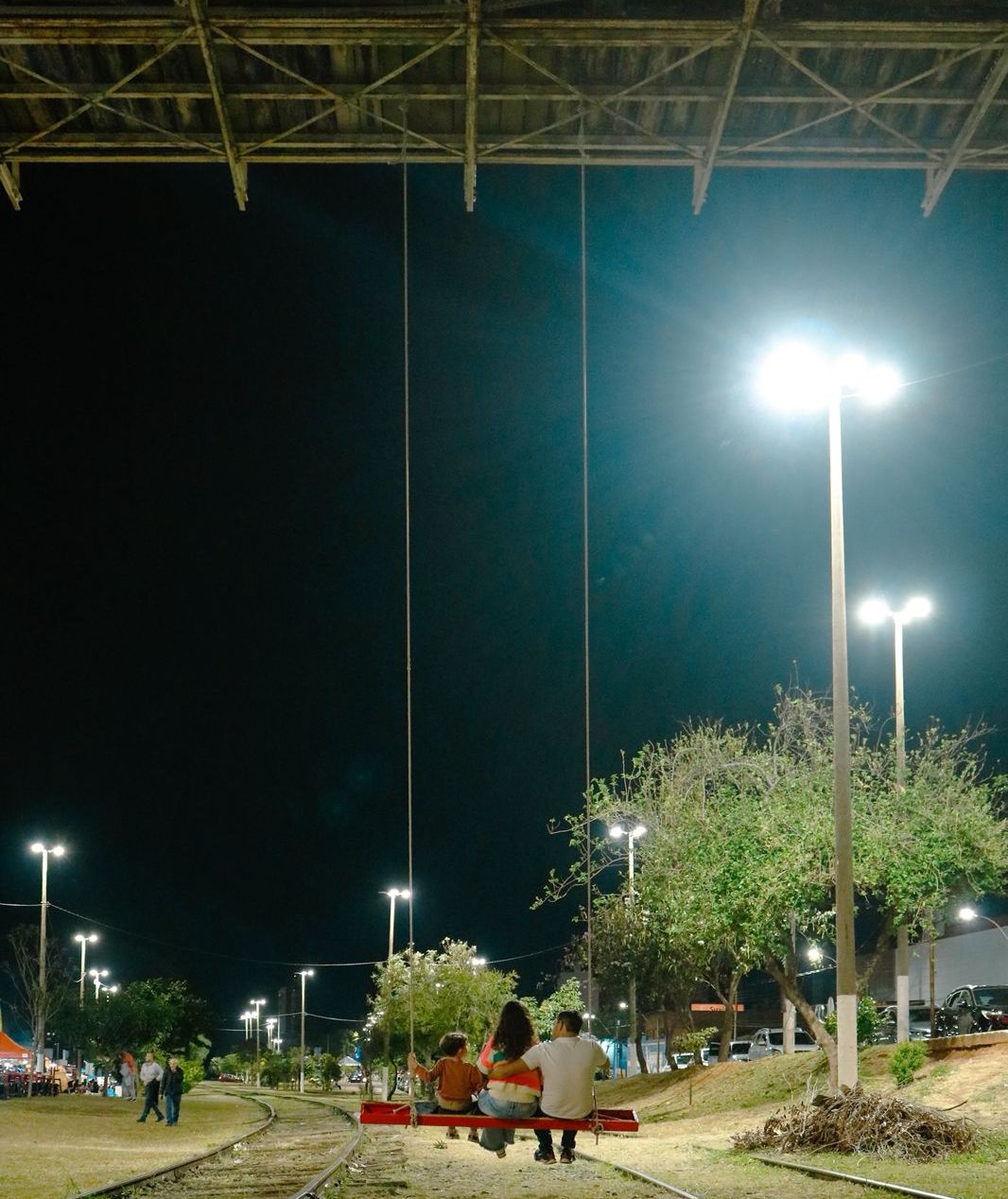 Passarela sobre ferrovia ganha balanço, esporte e vida em Marília