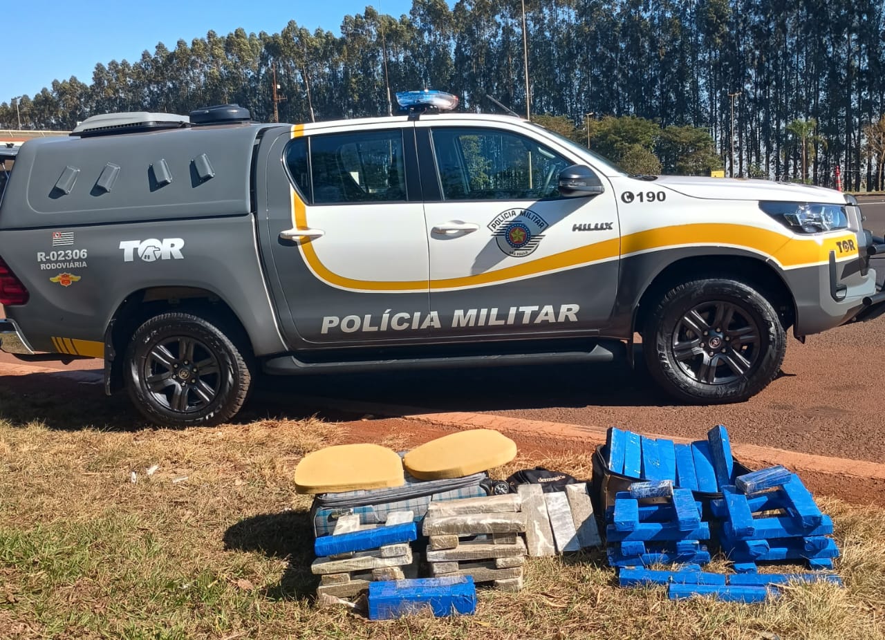 Polícia flagra dois em ônibus com 49,4kg de maconha
