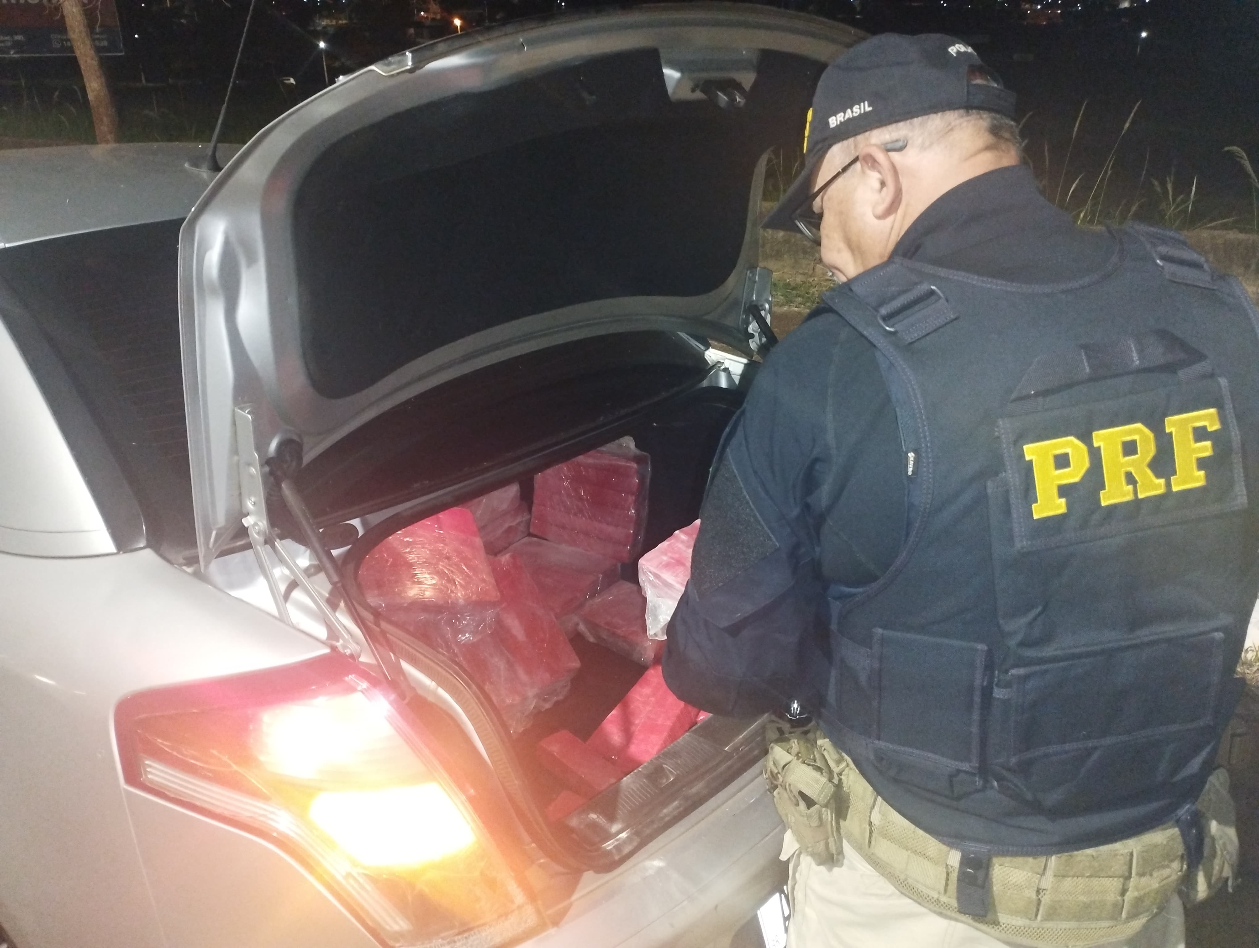 PRF apreende 200kg de maconha após fuga e pneus furados em Ourinhos