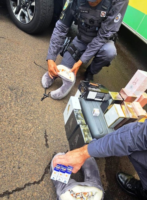 Polícia lacra ônibus com carga do Paraguai e prende mulher por tentar suborno