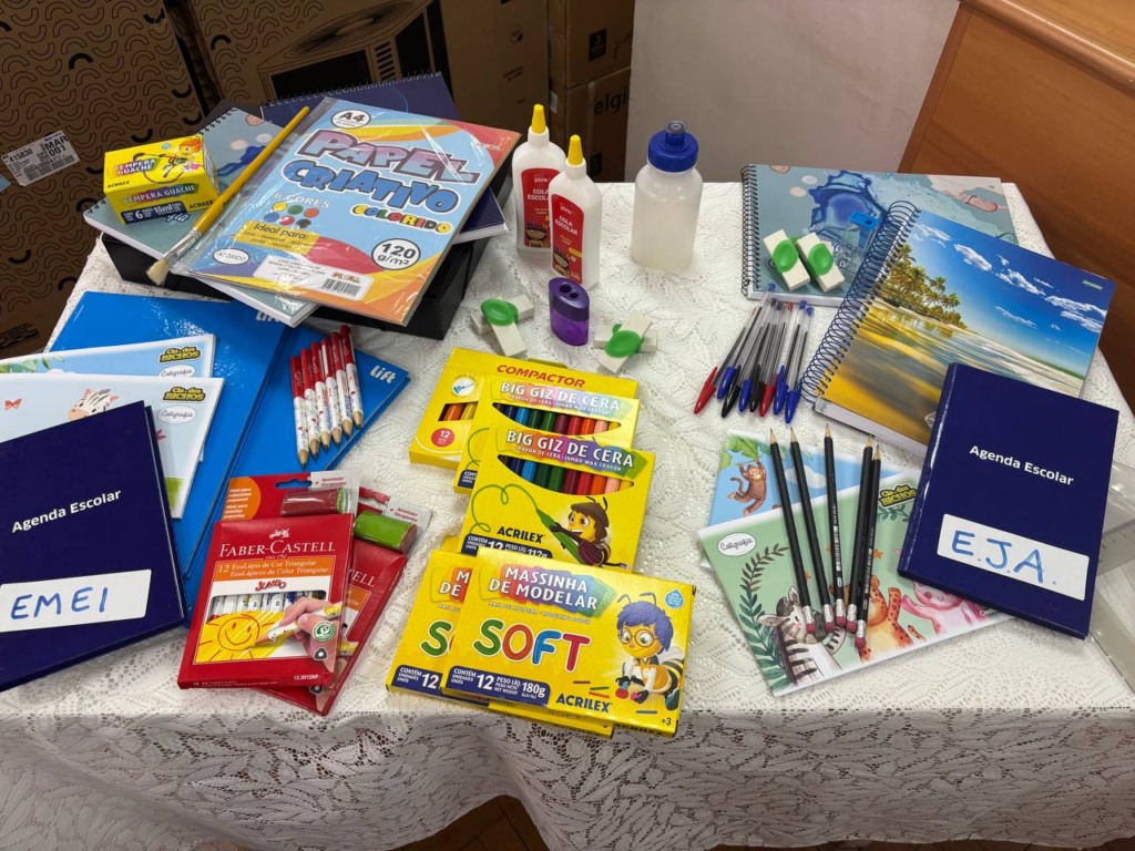 Educação apresenta uniformes e material com alunos e inclusão em Marília