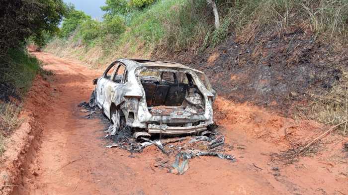 Acusado relata dívidas, ameaças e protege irmão em morte com incêndio