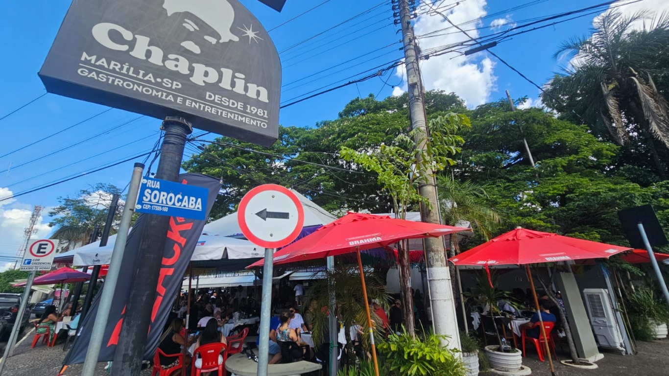 Carnaval do Chaplin põe público para sambar e promete mais até terça