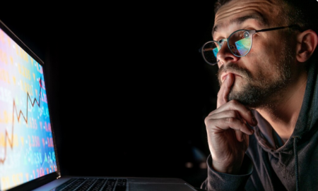 Imagem:Um homem analisando dados financeiros de gráficos do mercado de ações em uma placa eletrônica | Foto Grátis Imagem:Um homem analisando dados financeiros de gráficos do mercado de ações em uma placa eletrônica | Foto Grátis