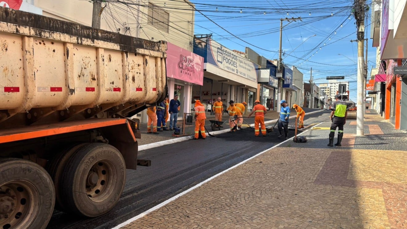Intervenção recupera asfalto de corredor comercial no centro de Marília