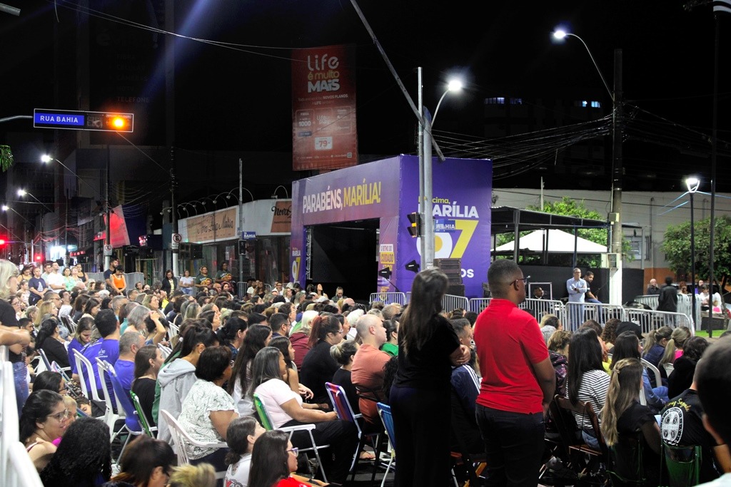 'Santo Rosário' na madrugada tem grande público em avenida de Marília