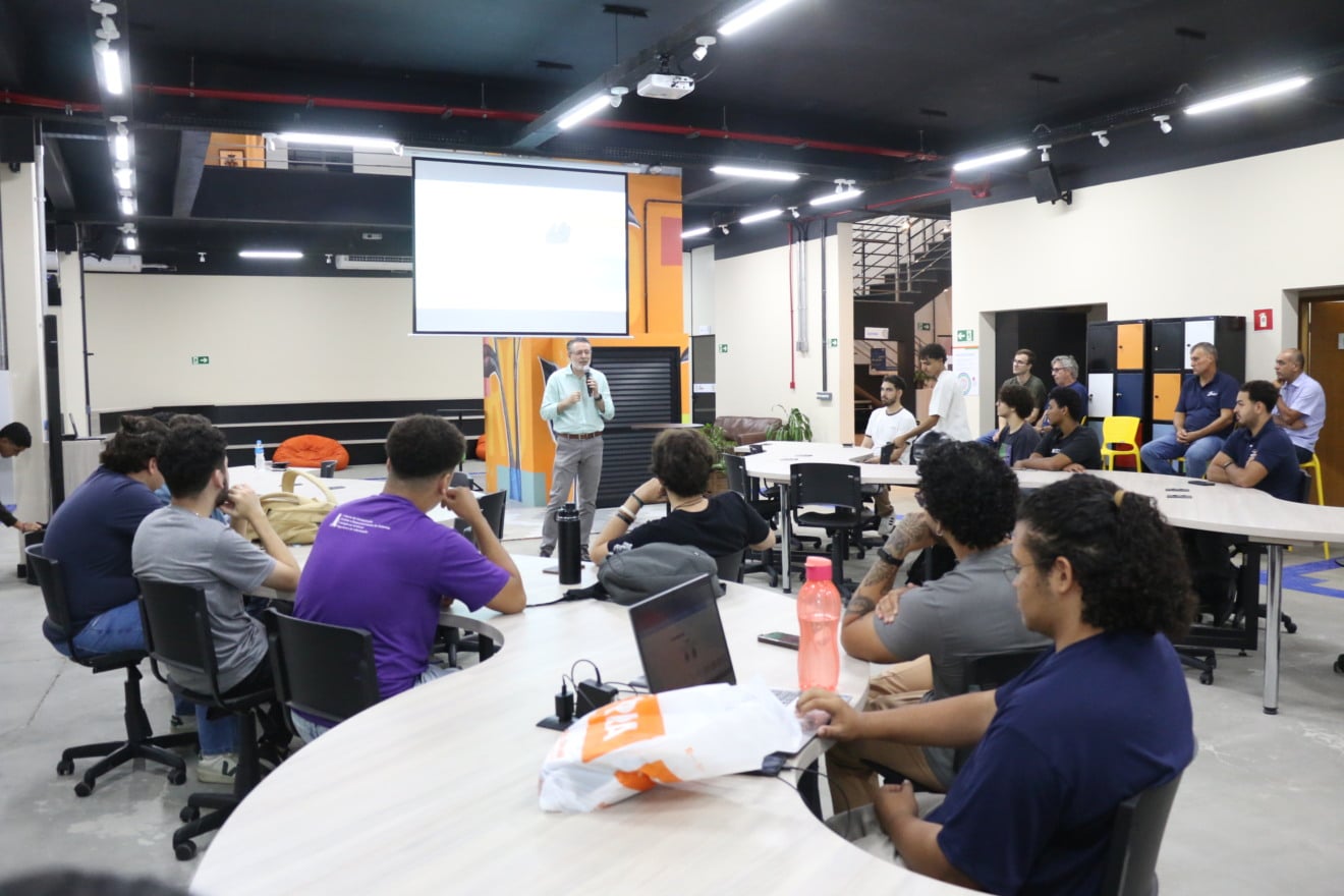 Alunos de TI da Unimar participam de palestra com CEO Marco Antonio Vasquez