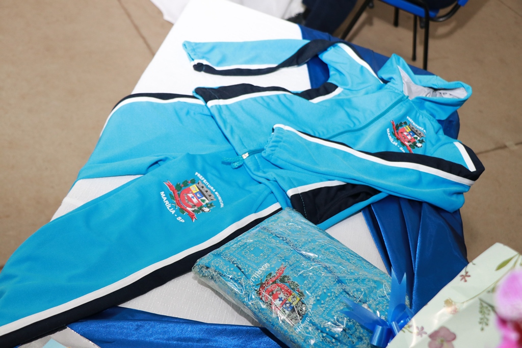 Solenidade em escola entrega uniformes de inverno a estudantes de Marília