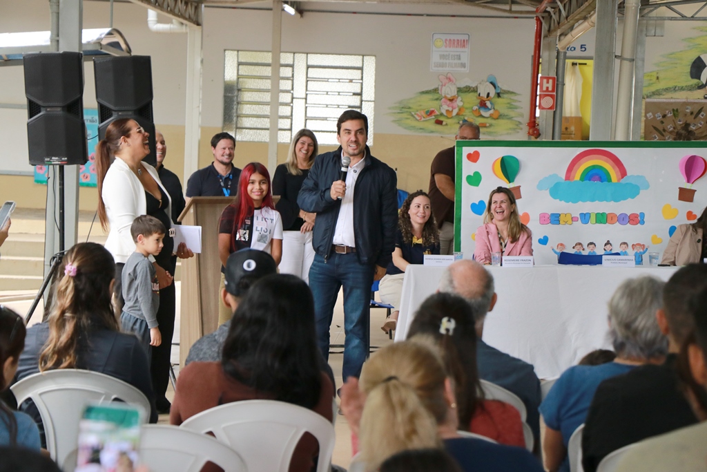 Solenidade em escola entrega uniformes de inverno a estudantes de Marília