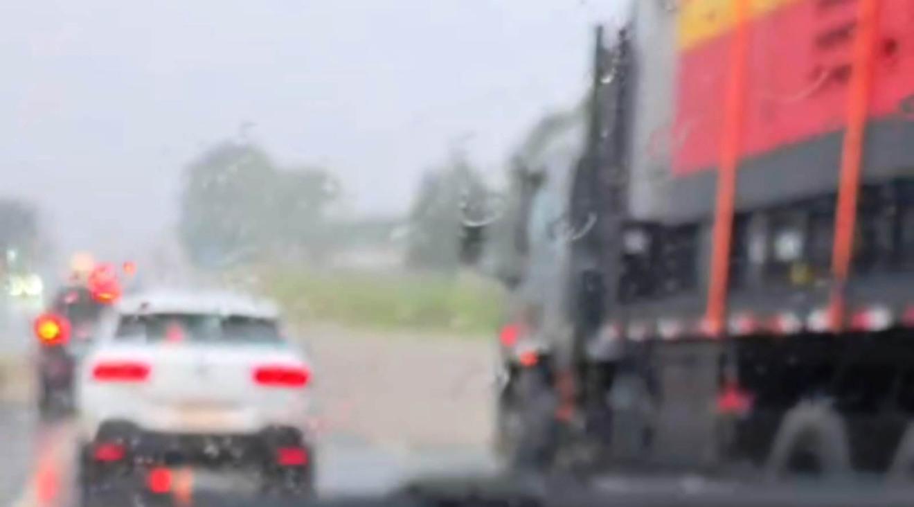 Motoristas relatam alagamento em rodovia e passagem de Marília
