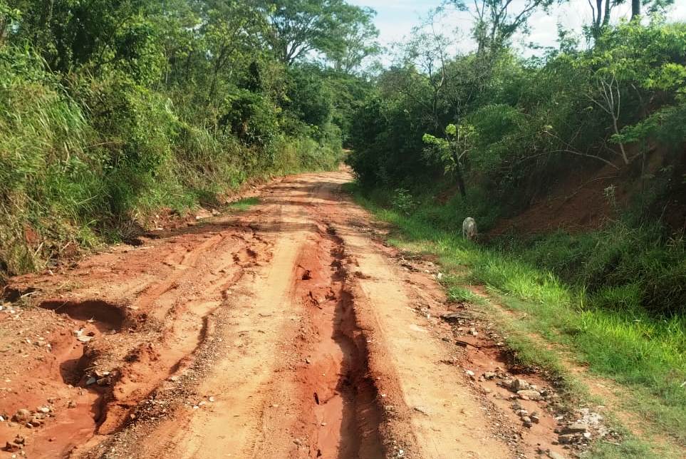 Moradores pedem asfalto até rodovia para distrito de 90 anos em Marília