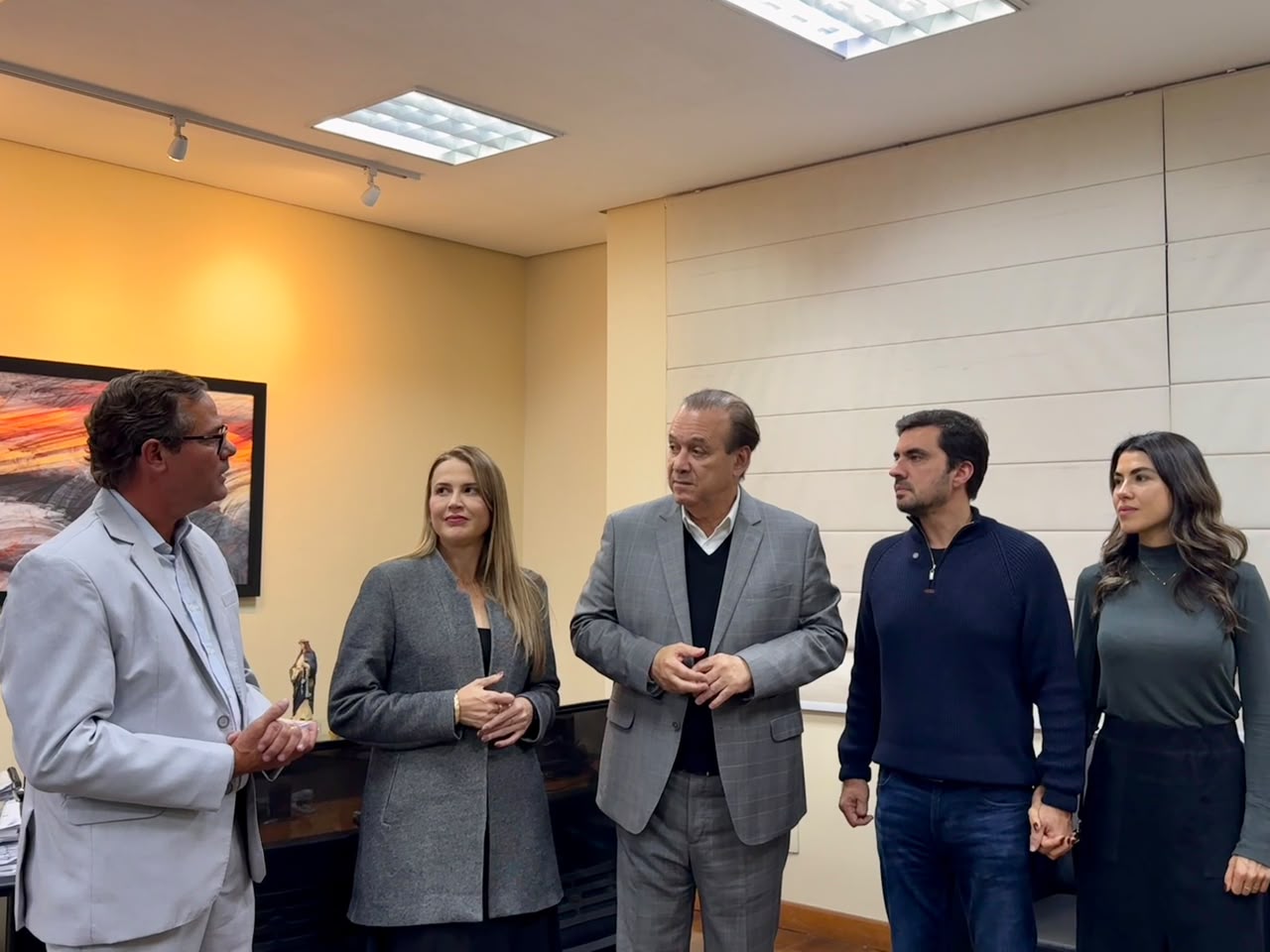 Encontro de Vinícius e secretário do Estado garante neurocirurgia do SUS em Marília