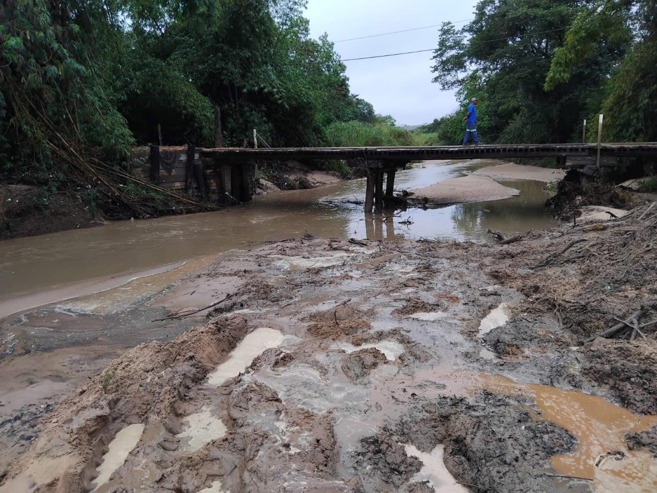 Ponte de acesso ao Distrito de Dirceu recebe manutenção preventiva em Marília