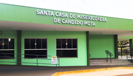 Menino morre preso em janela de carro em Promissão enquanto pai jogava bola