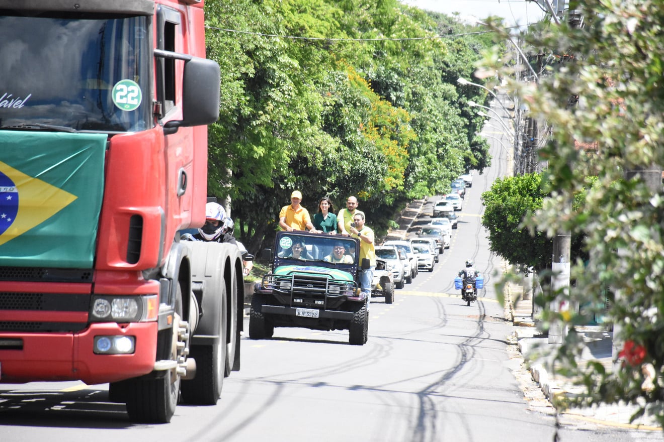 Dani Alonso e Capitão Augusto participam de carreatas por Flávio Bolsonaro na região
